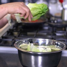 Desinfectar la lechuga en un tazón con agua y unas gotas de desinfectante durante 5 minutos Escurrir y reservar.