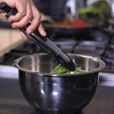 Desinfectar el cilantro en un tazón con agua y unas gotas de desinfectante durante 5 minutos Escurrir y reservar.