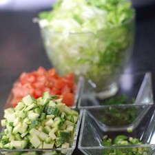 Picar finamente, el jitomate guaje, chile serrano, calabacita picada, ramas de cilantro y la lechuga.