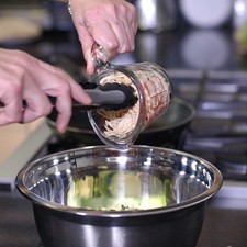 Sazonar con pimienta, sal y un poco de aceite de oliva. Revolver bien con la ayuda de la pinza y rectificar sazón.