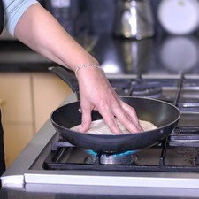 Partir el pan pita a la mitad con un cuchillo. Abrir en forma de sobre.