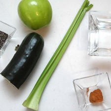 Ingredientes para receta 1 pieza de manzana verde 1/2 pieza de pepino 1 vara de apio 1 cucharada de chía 1 taza de agua 1/4 cucharita de canela en polvo Rs 1485907143
