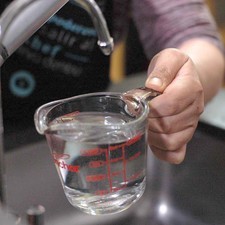 Medir una taza de agua del filtro biluu. Rs 1485907255