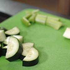 Cortar el apio, el pepino y la manzana en trozos descartando la semilla y el corazón. Rs 1485907271