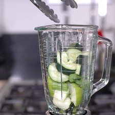 Colocar en el vaso de la licuadora la manzana en trozos, el apio, pepino. Rs 1485907286
