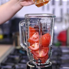 Para preparar la salsa colocar en el vaso de la licuadora los jitomates partidos en cuartos y los chiles chipotles.