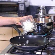 Calentar el aceite de oliva en un sartén abierto y cuando esté bien caliente sofreír la cebolla picada un par de minutos.