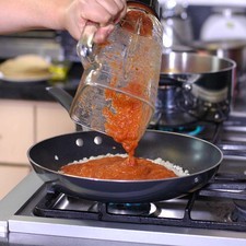 Agregar la salsa y sazonar con sal, dejar hervir unos minutos.