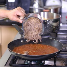 Añadir la carne deshebrada y los frijoles cocidos. Continuar cociendo unos minutos más y rectificar sazón.