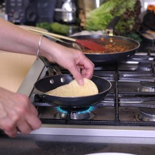 Para servir los tacos calentar las tortillas en el comal.