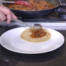 Rellenar con un poco de la mezcla de carne.