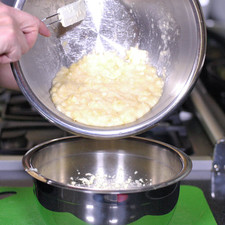Agregar el puré de plátano en forma envolvente hasta que queden bien mezclados. Rs 1486494649
