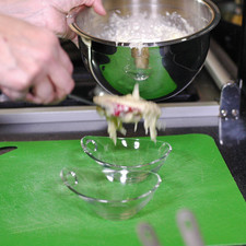 Colocar en moldes individuales o copas y refrigerar una hora. Rs 1486494680