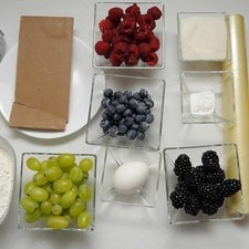 Ingredientes para las tartaletas: 65 gr de mantequilla 65 gr de margarina 50 gr de azúcar 1 huevo 200 gr de harina San Antonio 1 cucharita de polvo para hornear 50 gr de cocoa Plástico adherente Ingredientes para el relleno: 1 taza de frambuesas 1 taza de zarzamora 1 taza de uvas blanca ½ taza de moras azules Ingredientes para decorar: 100 gr de chocolate blanco Rs 1486669871