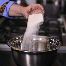 y el azúcar en un tazón y batir con la ayuda de la batidora hasta blanquear, agrega el huevo y continuar batiendo un minuto más. Añadir la Harina de Trigo San Antonio®, el polvo para hornear y la cocoa e integrar ligeramente hasta obtener una pasta suave. Rs 1486671024