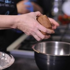 Colocar la masa en un tazón, tapar con plástico adherente y refrigerar durante 15 minutos. Rs 1486671052