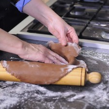 Recoge la masa con el rodillo y colócalas sobre los moldes para fórrarlos, quita el sobrante de pasta Rs 1486671182