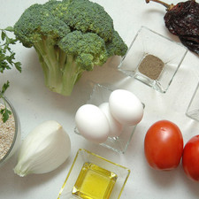Ingredientes para tortitas 1 pieza de brócoli 3 piezas de huevo 1 taza de amaranto 5 ramas de perejil 1/4 pieza de cebolla blanca 2 cucharadas de aceite de oliva sal al gusto pimienta negra molida al gusto Ingredientes para salsa 2 piezas de chile ancho 2 piezas de jitomate guaje 1 diente de ajo sal al gusto