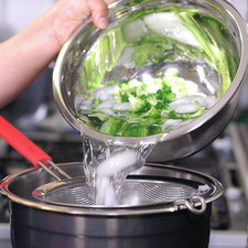Vaciar a un tazón con agua y hielo para parar su cocimiento. Escurrir y reservar.