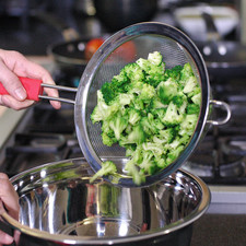 Para preparar las tortitas colocar en un tazón los floretes de brócoli.