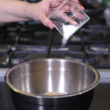Salpimentar y revolver con las manos para integrar todos los ingredientes.