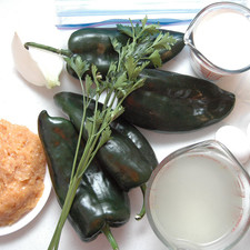 Ingredientes para albóndigas 500 gramos de carne molida de pollo 1 cucharita de sal 1/4 taza de pan molido 2 piezas de huevo 1/4 pieza de cebolla blanca 3 ramas de perejil Ingredientes para salsa 4 piezas de chile poblano 1 diente de ajo 1 taza de crema de leche de vaca 2 tazas de caldo de pollo 1 cucharada de aceite de oliva 1 pieza de bolsa de plástico