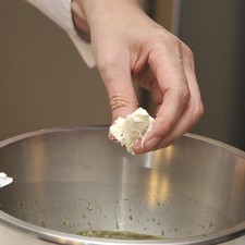 Añadir el queso de cabra y mezclar con el globo.