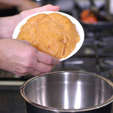 Para preparar las albóndigas, colocar en un tazón la carne molida de pollo.