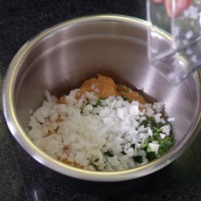 Agregar huevos, perejil picado, cebolla picada, pan molido y sal. Revolver bien.