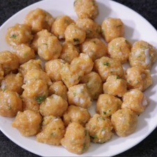 Tomar un poco de carne, formar bolitas con la mezcla y reservar.