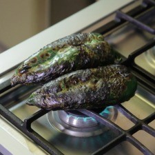 Para preparar la salsa; Asar los chiles poblanos directamente sobre la hornilla de la estufa, dándoles vuelta con una pinza hasta que la piel esté tostada por todos lados.