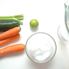 Ingredientes para receta 3 piezas de zanahoria 1/2 pieza de pepino 1 pieza de limón 1/2 vara de apio 2 litros de agua hielo al gusto