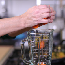 Colocar en el vaso de la licuadora los trozos de zanahoria y trozos de apio.