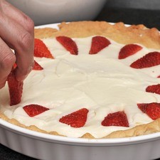 Colocar el resto de las fresas partidas sobre el queso.