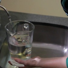 Medir 2 litros de agua del filtro Biluu.