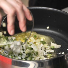 Acitronar cinco centímetros de poro junto con las cebollas picadas (incluyendo el rabo) en una sartén con el aceite de oliva y la mantequilla durante un par de minutos.