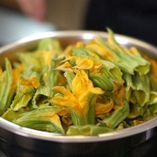 Cortar las flores de calabaza a la mitad y remover el pistilo, desecharlo y conservar la corola. Rs 1487259663