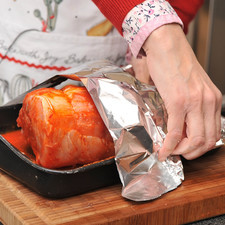 Tapar con papel aluminio y dejar marinando al menos 2 horas en el refrigerador. Esto se puede preparar un día antes. Pre calentar el horno a 350°F (175°C) y hornear durante 40 minutos o hasta que se vea la carne ya cocida.