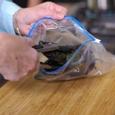 Colocarlos dentro de una bolsa de plástico para que suden durante 5 minutos. Rs 1487259690