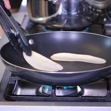 Poner a calentar un sartén y cuando esté bien caliente, barnizar con un poco de aceite y asar las rebanadas de papa unos minutos por cada lado, hasta terminar con todas. Rs 1487259762