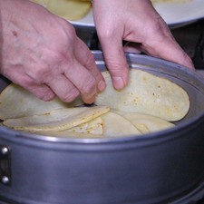 Colocar las rebanadas de papa asadas en el fondo del molde y colocar una rebanada en la pared del molde hasta cubrir todo el molde. Rs 1487259787