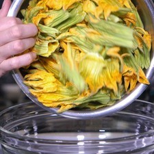 Para preparar el relleno; Agregar en el tazón las flores de calabaza. Rs 1487259826