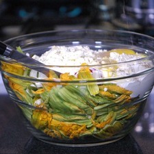 Añadir huevo, y sazonar con pimienta y sal. Revolver bien con la ayuda de la pala para integrar todos los ingredientes. Rs 1487259883