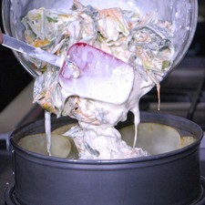 Añadir la mezcla al molde con la papas y meter a hornear a 300 ° F 175 ° C durante 25 minutos o hasta que el pastel esté cocido. Rs 1487259923
