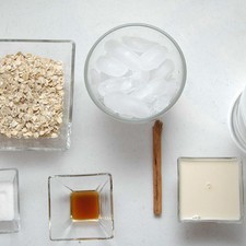 Ingredientes para receta 1 taza de hojuelas de avena hielo al gusto 1/4 taza de leche evaporada 1 vara de canela entera 1 cucharita de esencia de vainilla 2 litros de agua 2 cucharadas de azúcar blanca Rs 1487260107
