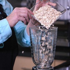 Colocar en el vaso de la licuadora las hojuelas de avena. Rs 1487260122