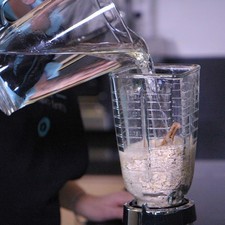 Agregar un poco de agua. Moler hasta obtener una mezcla homogénea. Rs 1487260227