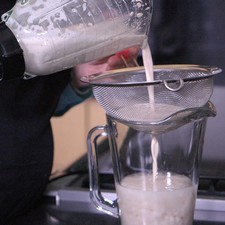 Añadir la mezcla colada al resto del agua. Rs 1487260236
