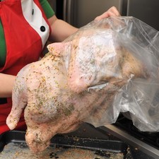 Colocarlo dentro de una bolsa especial para horno. Hornear tapado a 300 °F (150º C) durante 2 horas y media o 3. El tiempo de cocción varía según el tamaño del pavo, mover la pata para probar si está cocido, si se siente suelta y flexible, el pavo está listo.