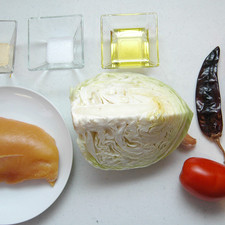 Ingredientes para receta 1/2 pieza de pechuga de pollo sin hueso sin piel 4 piezas de jitomate guaje 1 pieza de chile guajillo 1 diente de ajo 2 cucharadas de aceite de oliva sal al gusto pimienta blanca molida al gusto 1/4 pieza de col o repollo Rs 1487633616